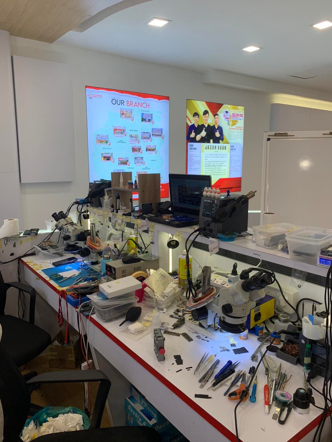 Teaching workbench and microscope practice area