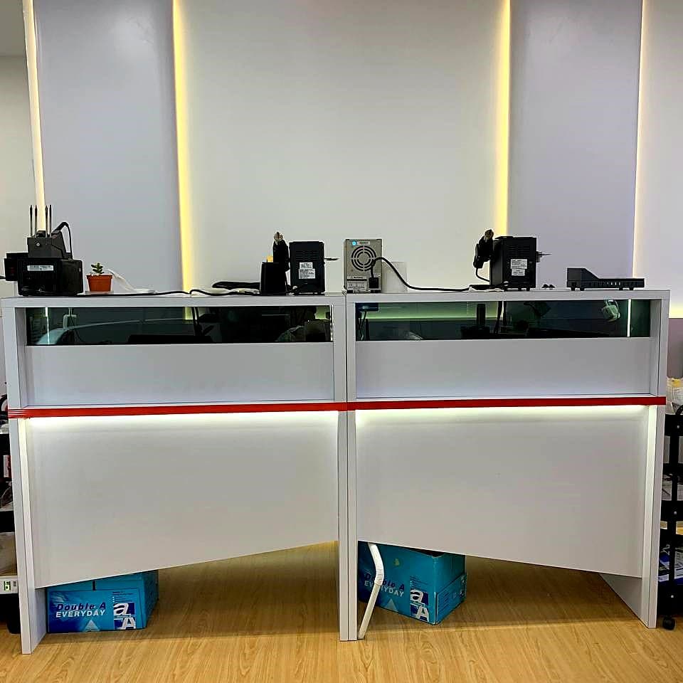 Coach guiding a screen replacement