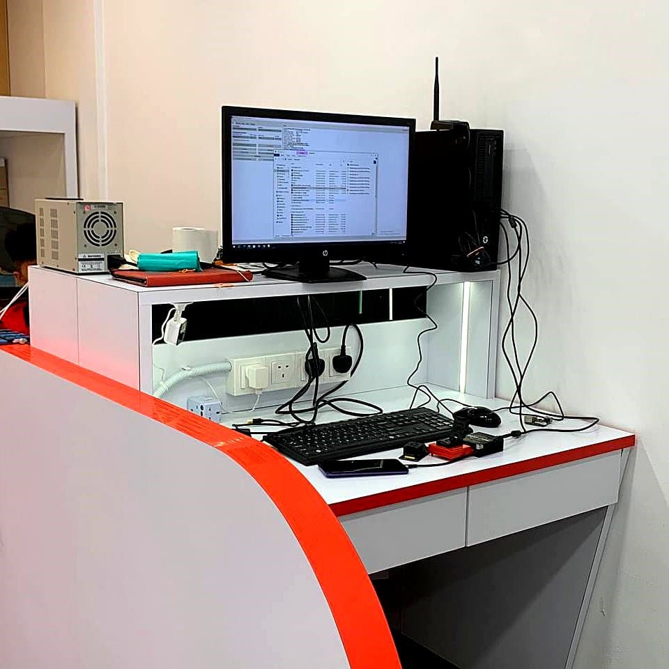 Workbench with diagnostic equipment