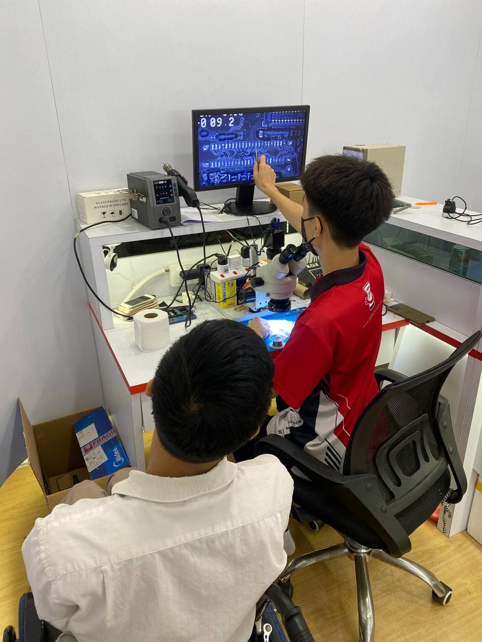 学员对照 PCB 大屏分析电路