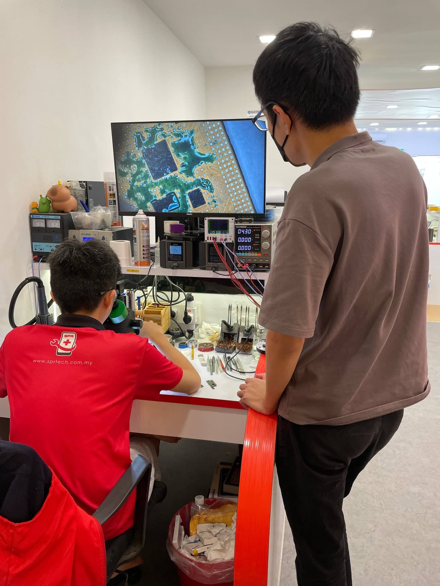 学员操作显微镜大屏分析芯片